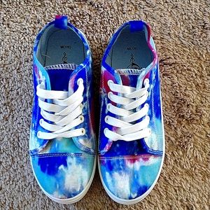 Brand is Soul Mates. Size 7/8. Colors are turquoise,white,fuchsia,dark&light blu